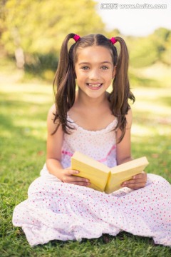 在公园看书的小女孩