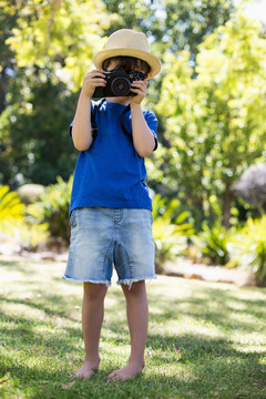 拿着相机拍照的小男孩