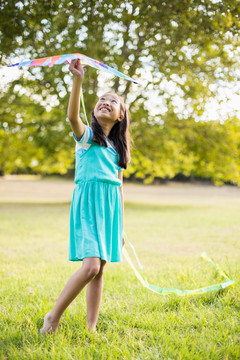 在公园里放风筝的小女孩