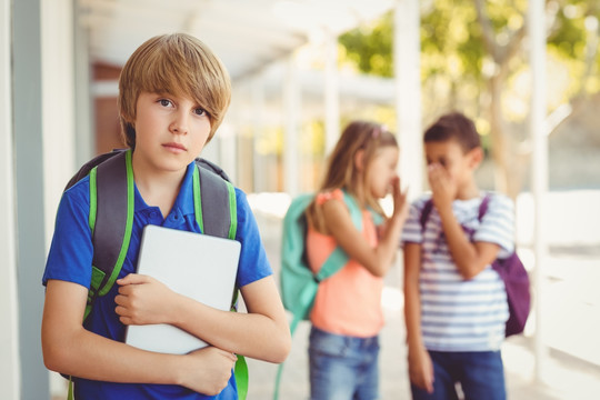 学校的朋友们看着悲伤的男孩