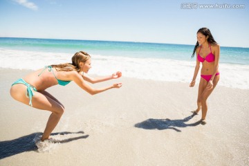 在沙滩上玩耍的两个朋友