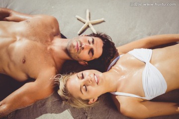 躺在海滩上的夫妇