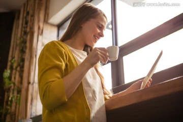 使用平板电脑的商务女人