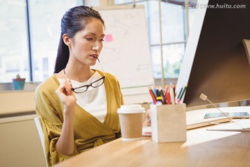 坐着思考的商务女人