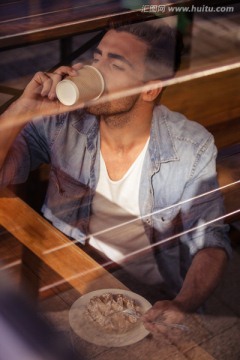坐着喝咖啡的男人