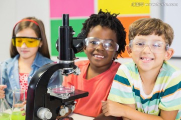 孩子们在实验室里做显微镜实验