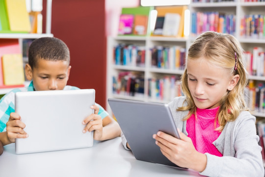 孩子们在图书馆使用数字平板电脑