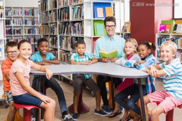 在图书馆看书的小学生