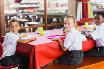 在学校食堂里吃饭的学生们