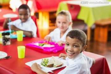 在学校食堂里吃饭的学生们