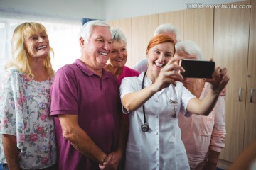 拿着手机拍照的护士和老年人
