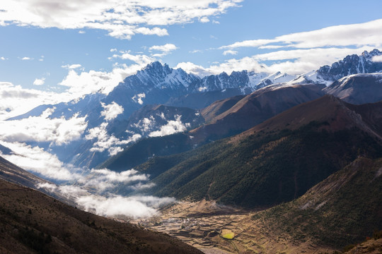 远眺雪山 云海 竖片