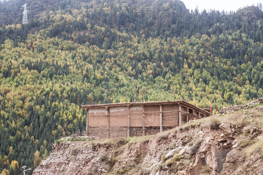 山上的藏族村寨 土房子