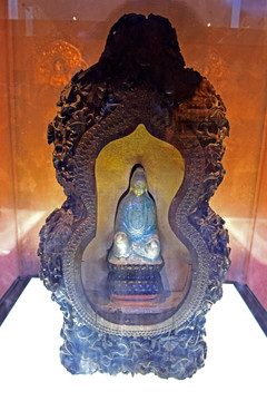 佛龛中的观音塑像