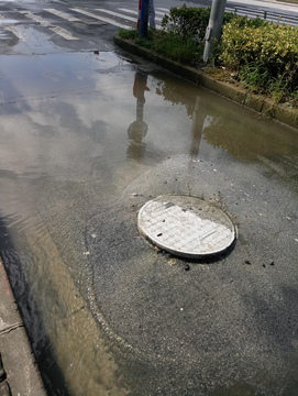 下水道堵塞 溢水的下水道井盖