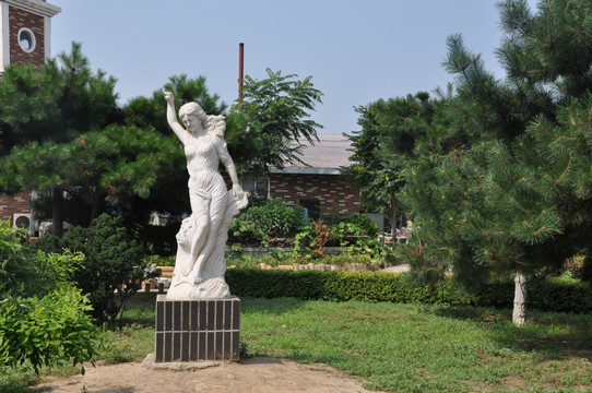 女人雕塑 雕塑 景观 园艺