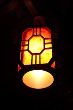 长亭走廊上的灯笼 木头灯笼
