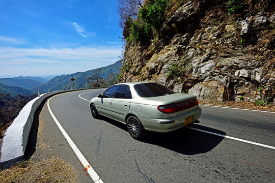 悬崖上的环山公路