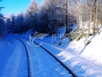 冬季雪中铁轨