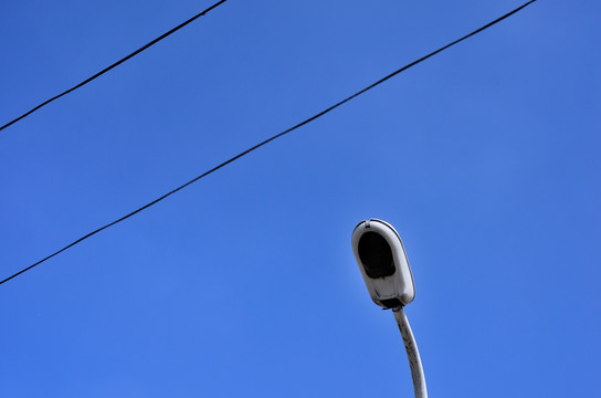 蓝天下的路灯与电线