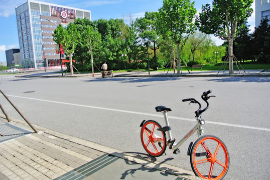 大学校园 摩拜单车