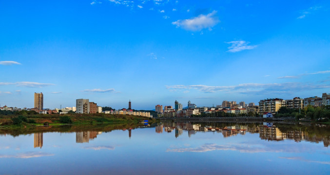 城市河畔风光