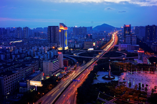 107国道城市夜景车流