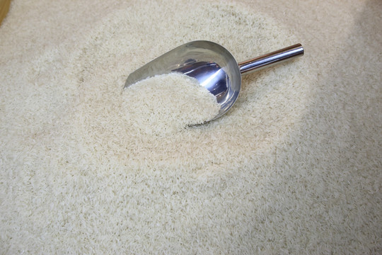 超市里的散装大米与不锈钢大米铲