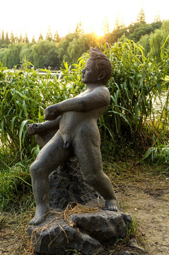 裸体男童铜雕塑