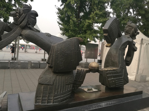 中国古代踢球雕塑