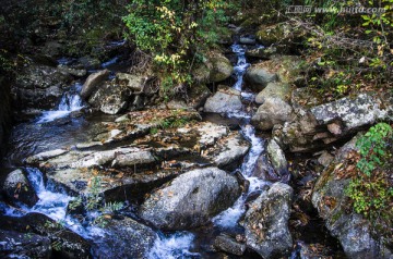 山间溪流