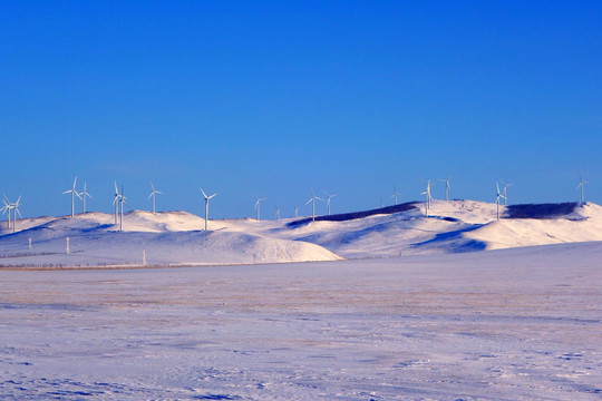 雪山上的风力发电风机