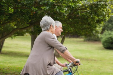 在户外骑自行车的老夫妇