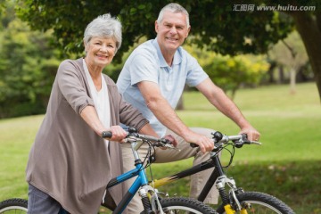 微笑的老夫妇在户外骑自行车