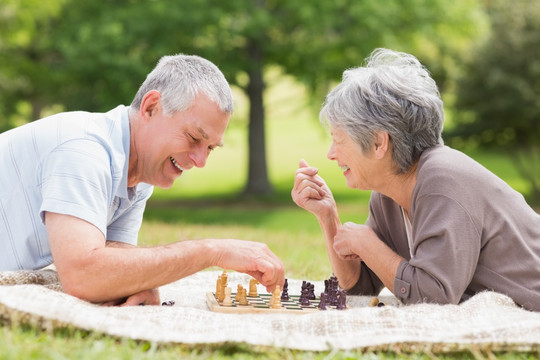 在公园里下象棋的老夫妇