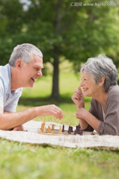在公园里下棋的老夫妇