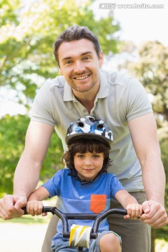 和孩子一起骑自行车的父亲