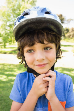 小男孩戴着自行车头盔