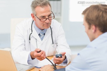 医生为病人量血压