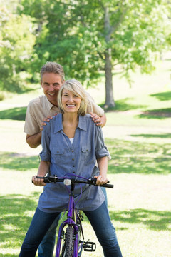 坐在自行车上的夫妇