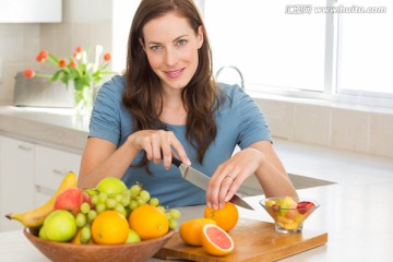 在厨房里切水果的女人