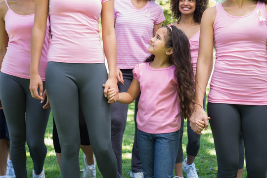 在公园里支持乳腺癌运动的女人们