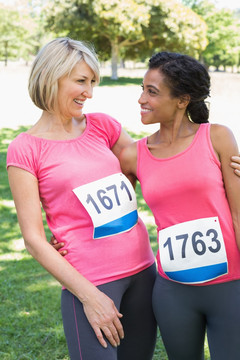 参加乳腺癌马拉松的女人们