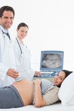 医生在给孕妇做超声检查