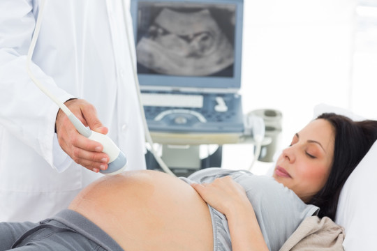 在医院里做超声检查的孕妇