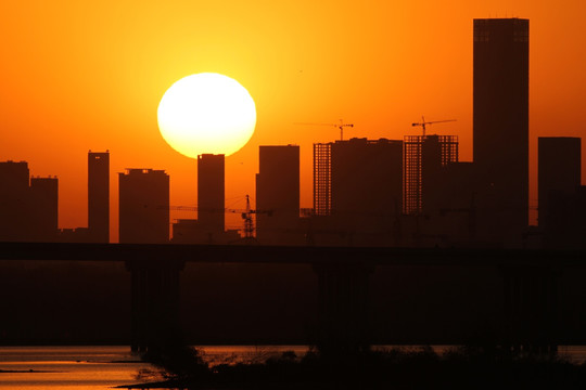 都市高楼大厦中的夕阳