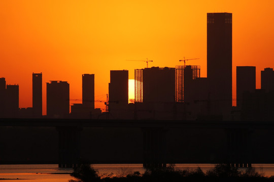 都市高楼大厦中的夕阳