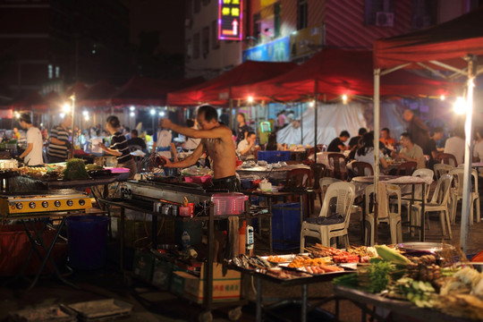 热闹的夜市是朋友聚会聚餐好