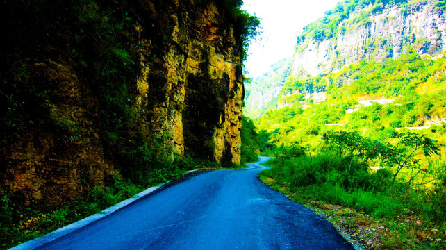 公路 傍山险路