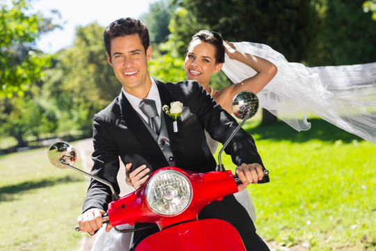 坐在摩托车上的新郎新娘
